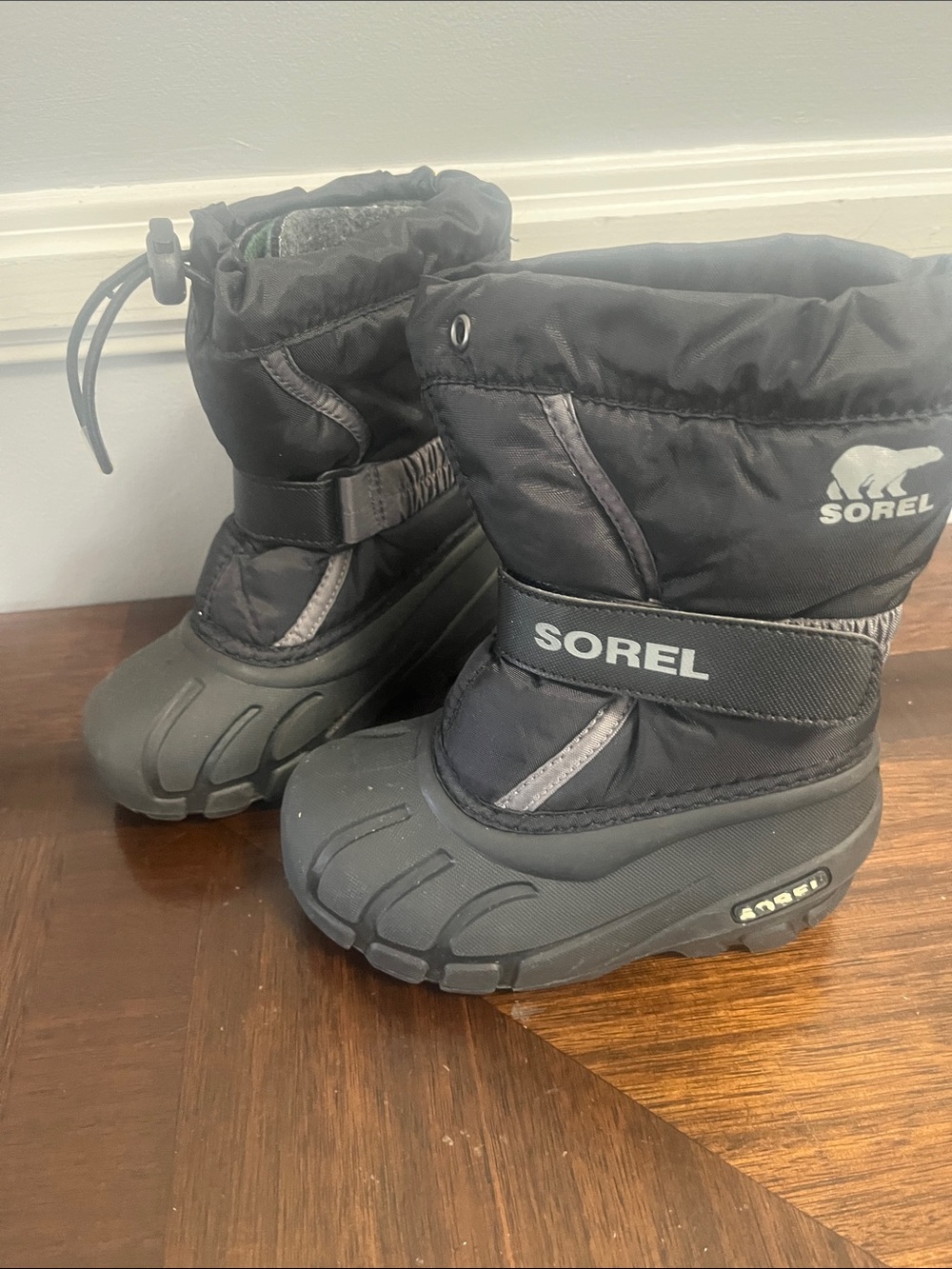 Kids Sorel Black and Gray Snow Boots SZ 9 new boots lined